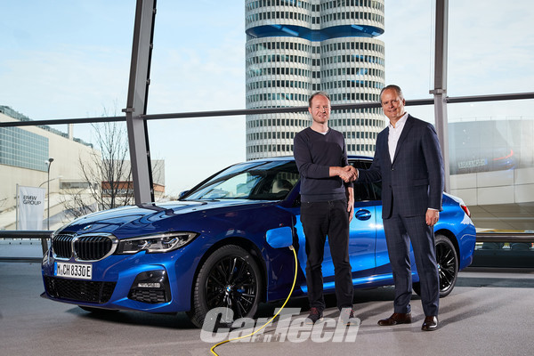 BMW그룹 독일 본사 수석 부사장 세바스찬 맥켄센(우)이 50만번째 BMW 전기화 차량 BMW 330e를 고객에게 인도했다
