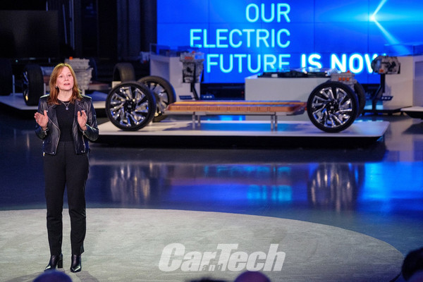 메리 바라 GM 회장 겸 CEO가 얼티엄 배터리와 이를 동력원으로 하는 GM의 차세대 전기차 플랫폼을 소개하고 있다