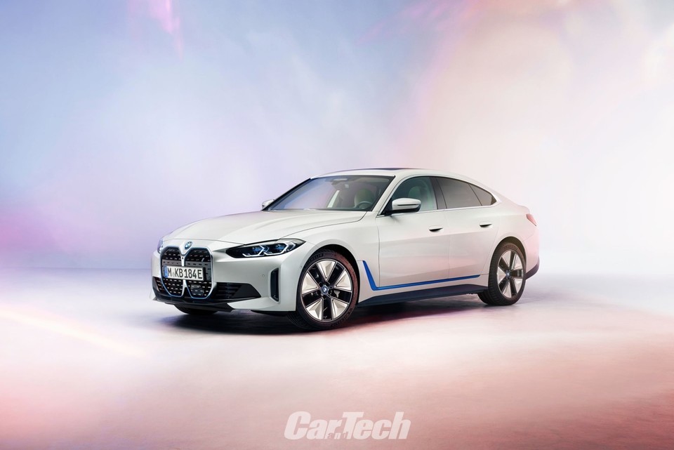 최대출력 530마력을 발휘하는 BMW i4의 고성능 모델은 0→100km/h까지 약 4초만에 도달한다. 1회 충전으로 최대 590km(유럽 WLTP기준)까지 주행할 수 있다(사진제공/BMW코리아)