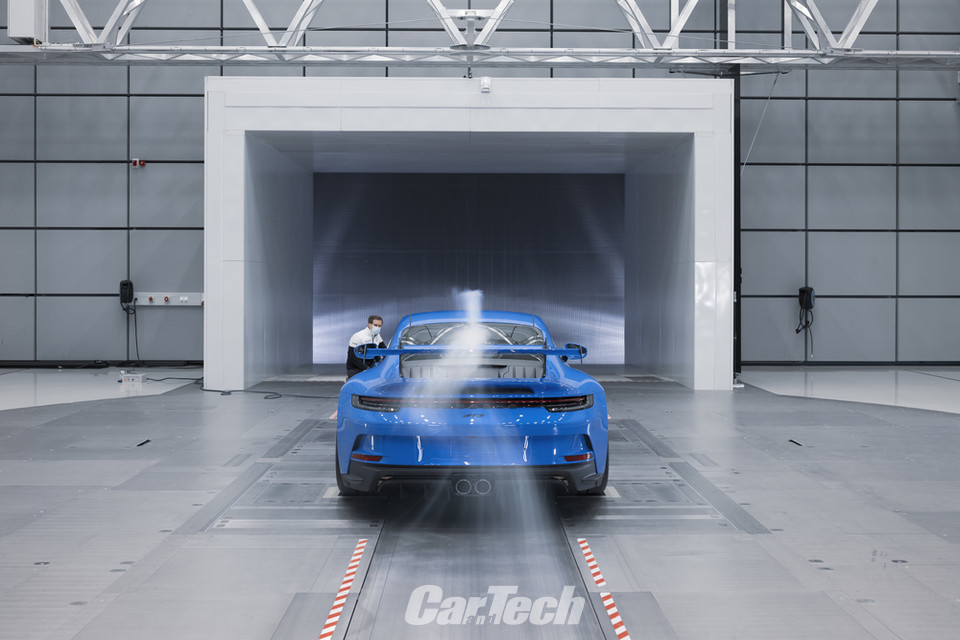 스완 넥 리어 윙은 약 700번의 윈드터널 시뮬레이션을 통해 신형 911 GT3의 에어로다이내믹을 개발했다(사진제공/포르쉐코리아)
