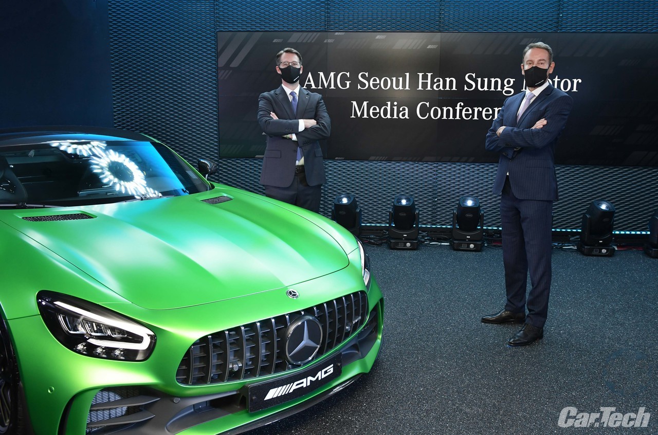 첫 오픈한 'AMG 서울'을 찾은 코리아 토마스 클라인 메르세데스-벤츠코리아 사장(왼쪽)과 울프아우스프룽 한성자동차 대표./한성자동차 제공