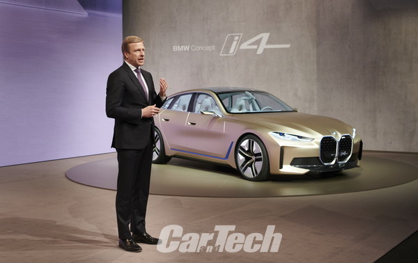 BMW그룹 올리버 집세 회장이 BMW i4 콘셉트 앞에서 미래 전략을 발표하고 있다(사진=BMW)