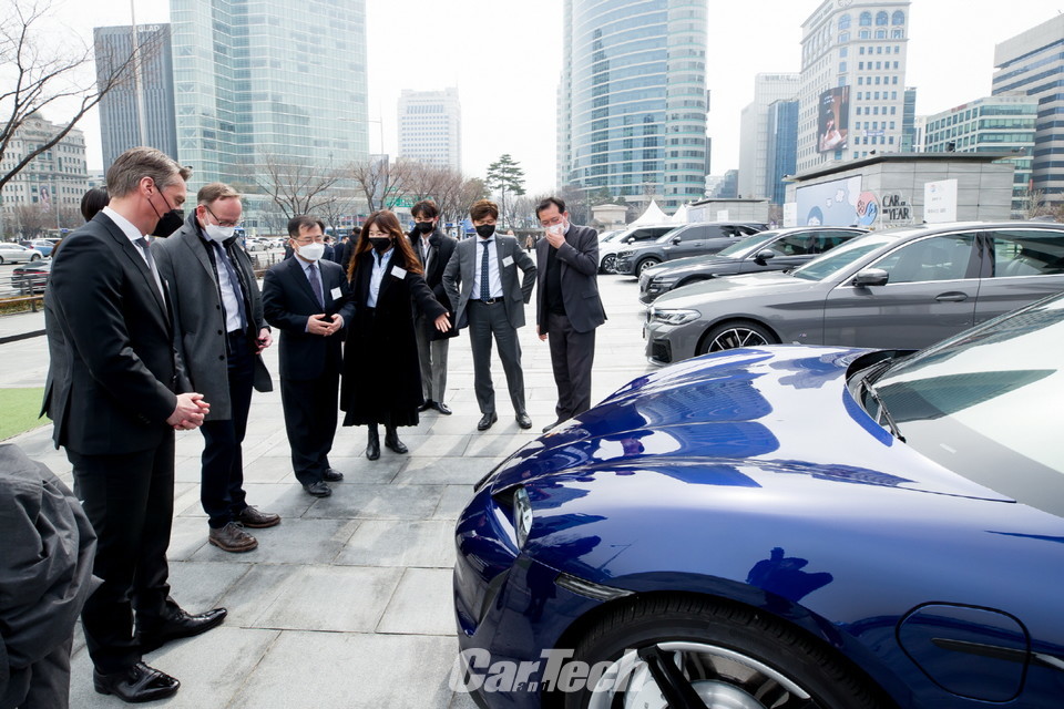 자동차기자협회는 2021 올해의 차 시상식이 개최된 3월 4일부터 6일까지 사흘간 서울 삼성동 K-POP 광장에서 ‘수상 차량 전시회’를 열어 대한민국 최고의 차로 선정된 ‘2020 올해의 차’를 일반에 공개한다(사진제공/한국자동차기자협회)
